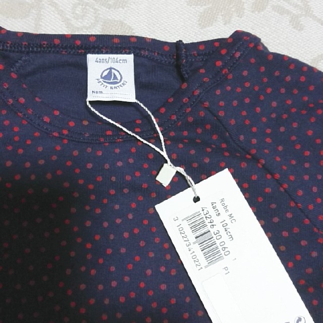 PETIT BATEAU(プチバトー)の新品未使用【PETITBATEAU】ﾌﾟﾘﾝﾄﾌﾚﾝﾁｽﾘｰﾌﾞﾜﾝﾋﾟｰｽ キッズ/ベビー/マタニティのキッズ服女の子用(90cm~)(ワンピース)の商品写真