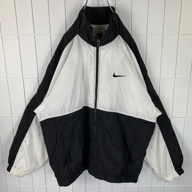 NIKE(ナイキ)のkikiさん 専用 ナイキ 激レア バックロゴ 銀タグ ゆるだぼ 90sナイロン メンズのジャケット/アウター(ナイロンジャケット)の商品写真