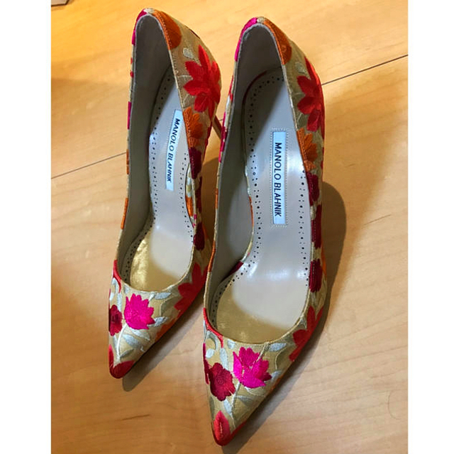 MANOLO BLAHNIK(マノロブラニク)の【未使用】マノロブラニク刺繍入りパンプス レディースの靴/シューズ(ハイヒール/パンプス)の商品写真