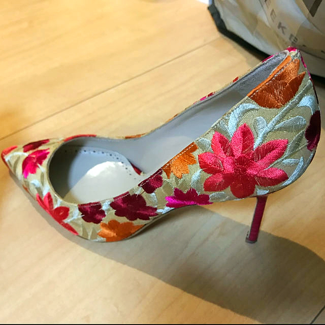 MANOLO BLAHNIK(マノロブラニク)の【未使用】マノロブラニク刺繍入りパンプス レディースの靴/シューズ(ハイヒール/パンプス)の商品写真