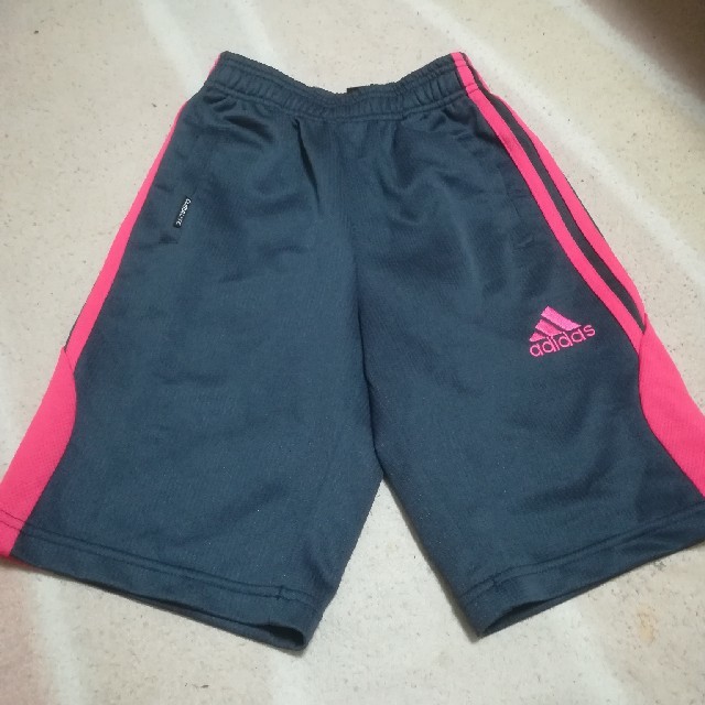 adidas(アディダス)の値下げしました！アディダス　ハーフパンツ　110cm キッズ/ベビー/マタニティのキッズ服男の子用(90cm~)(パンツ/スパッツ)の商品写真