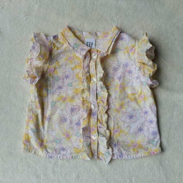 babyGAP(ベビーギャップ)のベビーギャップ  お花柄シャツ！ キッズ/ベビー/マタニティのベビー服(~85cm)(シャツ/カットソー)の商品写真