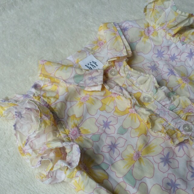babyGAP(ベビーギャップ)のベビーギャップ  お花柄シャツ！ キッズ/ベビー/マタニティのベビー服(~85cm)(シャツ/カットソー)の商品写真