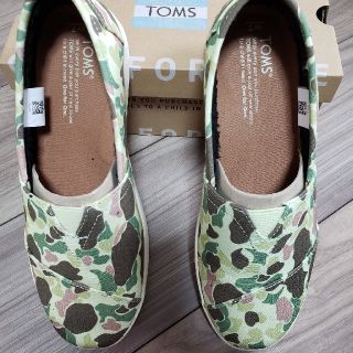 トムズ(TOMS)の★新品★希少　TOMS 迷彩スリッポン　レディース　24.0cm(スリッポン/モカシン)