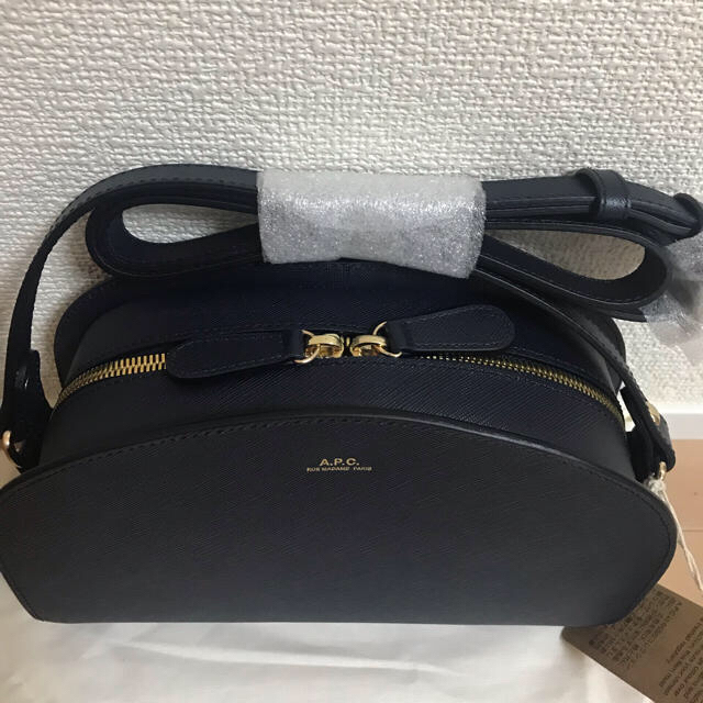 A.P.C(アーペーセー)の★新品★ A.P.C. アーペーセー ハーフムーン ネイビー エンボス加工 レディースのバッグ(ショルダーバッグ)の商品写真