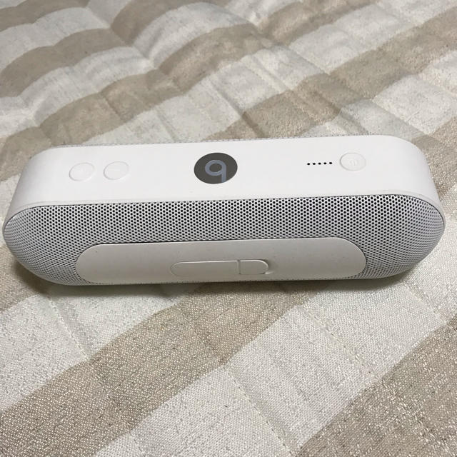 Beats by Dr Dre(ビーツバイドクタードレ)の【箱無し美品】beats pill + スピーカー  白 スマホ/家電/カメラのオーディオ機器(スピーカー)の商品写真