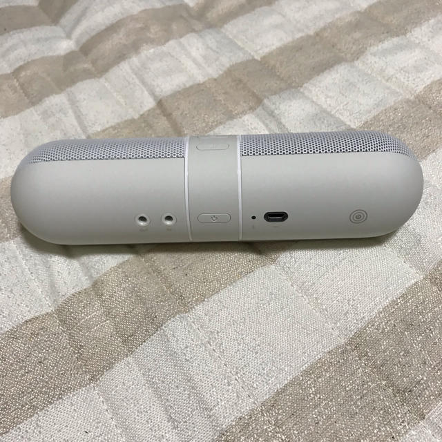 Beats by Dr Dre(ビーツバイドクタードレ)の【箱無し美品】beats pill スピーカー 白 スマホ/家電/カメラのオーディオ機器(スピーカー)の商品写真