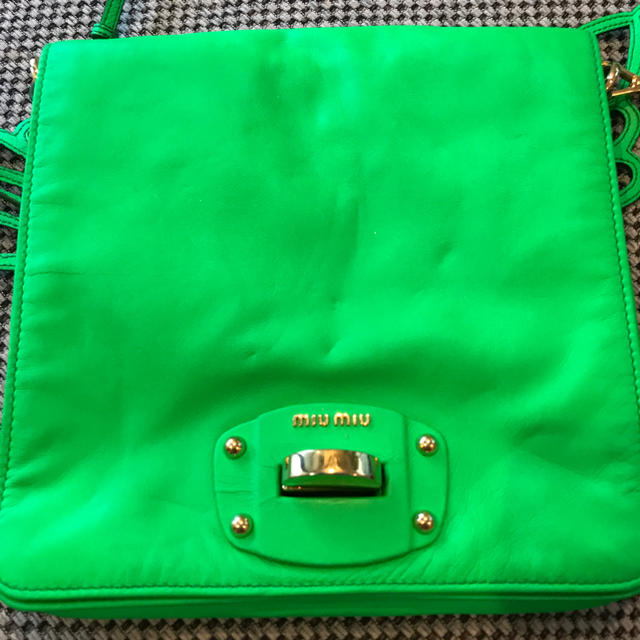 miumiu(ミュウミュウ)のmiumiuのネオングリーンのショルダーバッグ レディースのバッグ(ショルダーバッグ)の商品写真