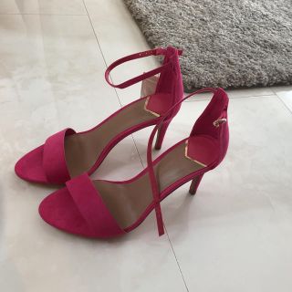 ザラ(ZARA)のstradivariusのピンクサンダルお値下☆(サンダル)