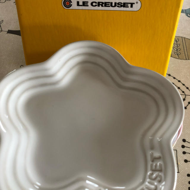 LE CREUSET(ルクルーゼ)の☆りんご様専用☆ル・クルーゼ ミニフラワープレート5枚入り インテリア/住まい/日用品のキッチン/食器(食器)の商品写真