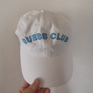 ゲス(GUESS)のGUESS ホワイト　キャップ(キャップ)