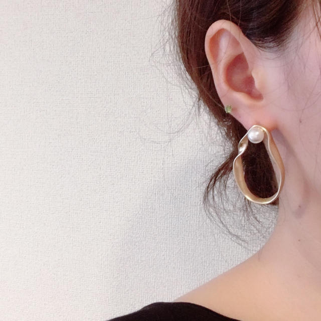 BEAUTY&YOUTH UNITED ARROWS(ビューティアンドユースユナイテッドアローズ)のアシンメトリーひねり×パールピアス♡Gold レディースのアクセサリー(ピアス)の商品写真