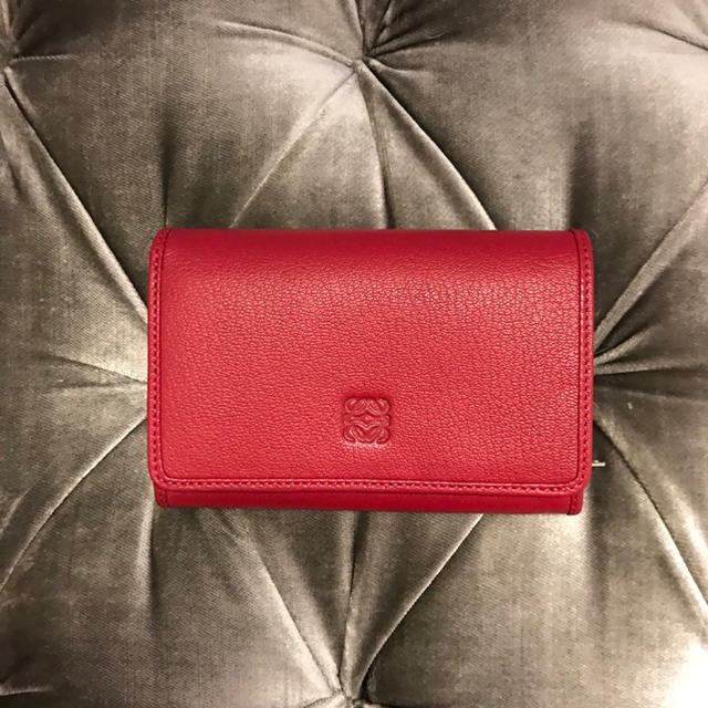 LOEWE(ロエベ)の美品✨ ロエベ ❤️ カデナ付き 二つ折り 財布 レディースのファッション小物(財布)の商品写真