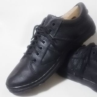 ドクターマーチン(Dr.Martens)の希少限定オールブラック!ドクターマーチン高級牛革レザースニーカー(スニーカー)