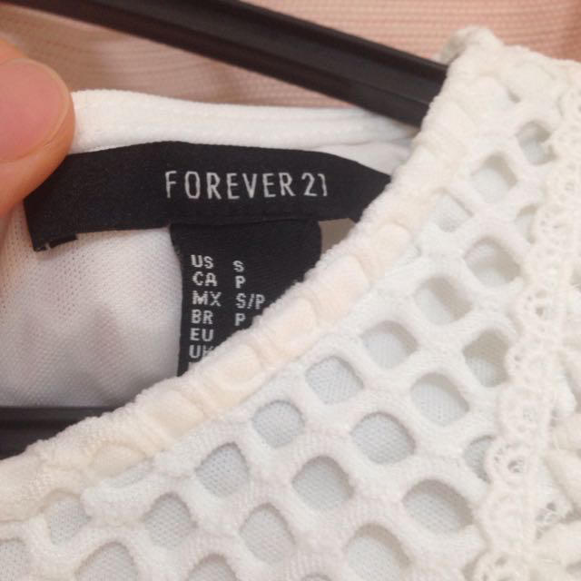 FOREVER 21(フォーエバートゥエンティーワン)のショート丈 レース TOPS レディースのトップス(タンクトップ)の商品写真