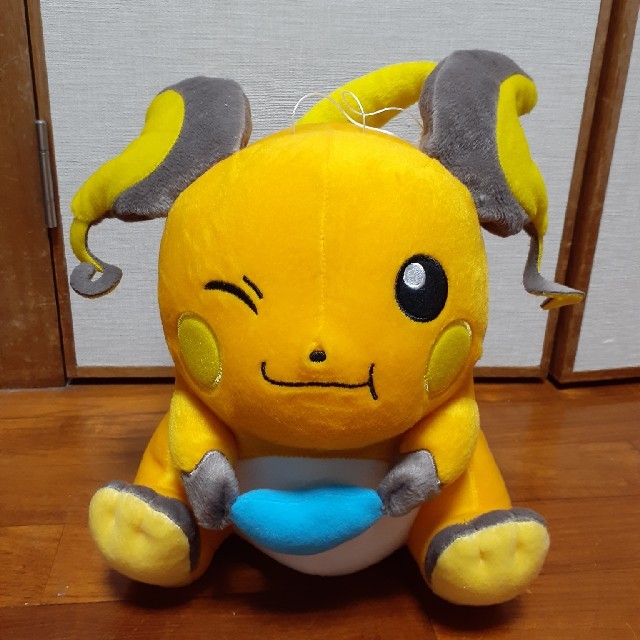 ポケットモンスター　もぐもぐタイム　でっかいぬいぐるみ　ライチュウ エンタメ/ホビーのおもちゃ/ぬいぐるみ(キャラクターグッズ)の商品写真