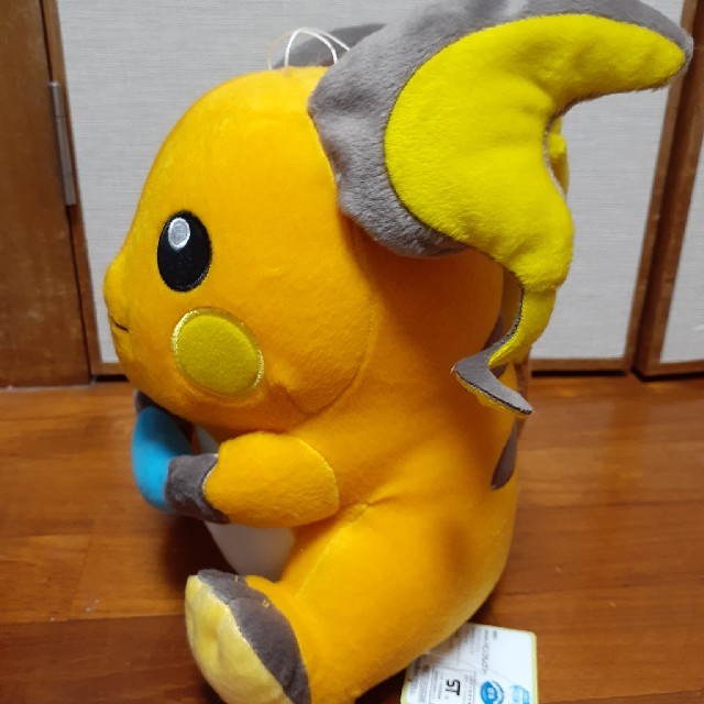 ポケットモンスター　もぐもぐタイム　でっかいぬいぐるみ　ライチュウ エンタメ/ホビーのおもちゃ/ぬいぐるみ(キャラクターグッズ)の商品写真