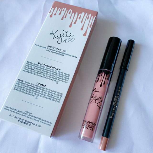 Kylie Cosmetics(カイリーコスメティックス)のKylie Cosmetics Velvet Lipstick Charm コスメ/美容のベースメイク/化粧品(リップグロス)の商品写真