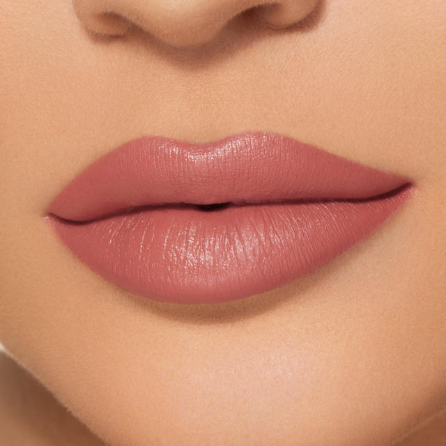 Kylie Cosmetics(カイリーコスメティックス)のKylie Cosmetics Velvet Lipstick Charm コスメ/美容のベースメイク/化粧品(リップグロス)の商品写真