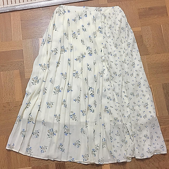 HONEYS(ハニーズ)の花柄プリーツスカート レディースのスカート(ひざ丈スカート)の商品写真