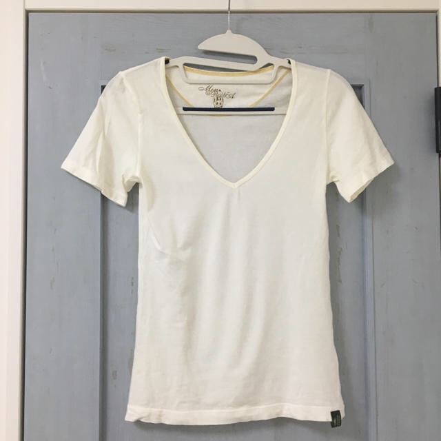 RNA(アールエヌエー)のVネックTシャツ レディースのトップス(Tシャツ(半袖/袖なし))の商品写真