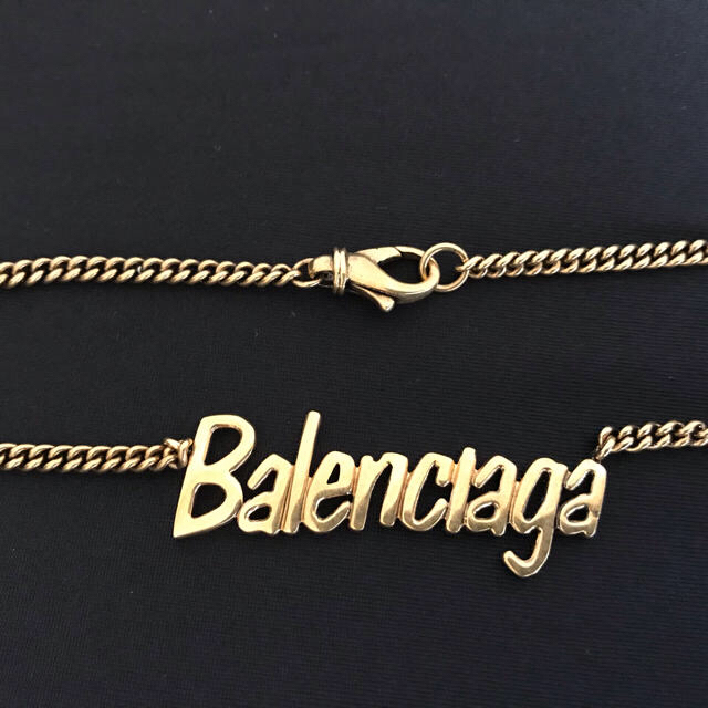 Balenciaga(バレンシアガ)の【新品 希少】Balenciaga タイポ ネックレス ゴールド レディースのアクセサリー(ネックレス)の商品写真