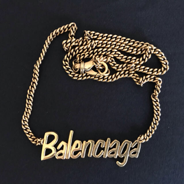 Balenciaga(バレンシアガ)の【新品 希少】Balenciaga タイポ ネックレス ゴールド レディースのアクセサリー(ネックレス)の商品写真