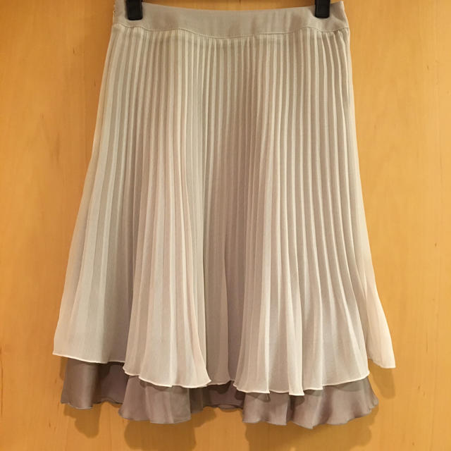 MK MICHEL KLEIN(エムケーミッシェルクラン)のやわらかいベージュプリーツスカート レディースのスカート(ひざ丈スカート)の商品写真