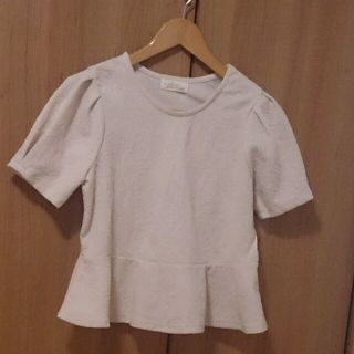 ダブルクローゼット(w closet)のフェミニンな雰囲気のヘプラムトップス(カットソー(半袖/袖なし))