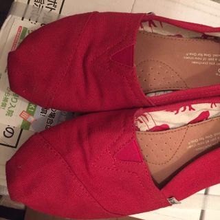 トムズ(TOMS)のTOMS スリッポン（赤）(スリッポン/モカシン)