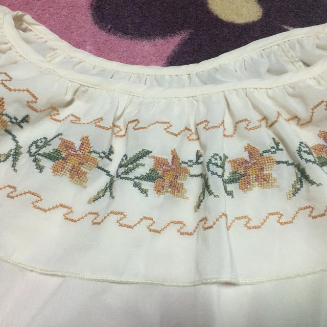 w closet(ダブルクローゼット)のお花刺繍のフリルトップス レディースのトップス(シャツ/ブラウス(半袖/袖なし))の商品写真