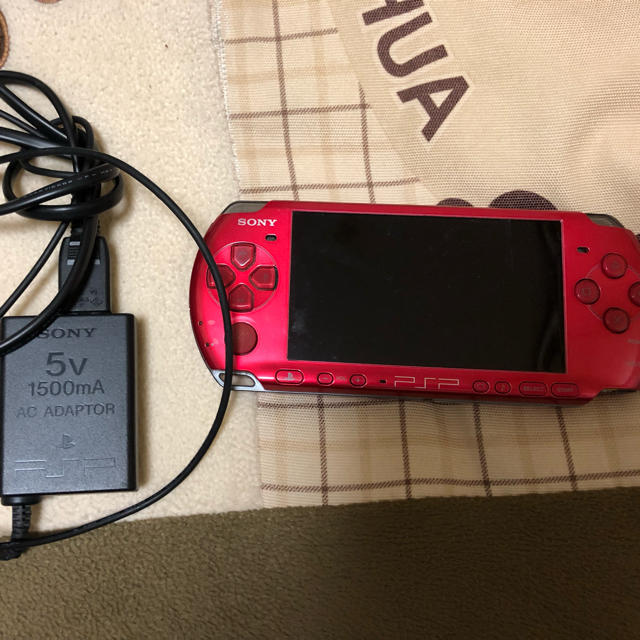 PlayStation Portable(プレイステーションポータブル)のPSP 3000 充電器付き 動作確認済み エンタメ/ホビーのゲームソフト/ゲーム機本体(携帯用ゲーム機本体)の商品写真