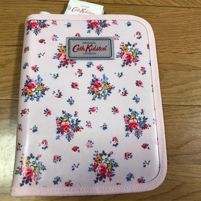 Cath Kidston(キャスキッドソン)の新品 キャスキッドソン 母子手帳ケース キッズ/ベビー/マタニティのマタニティ(母子手帳ケース)の商品写真