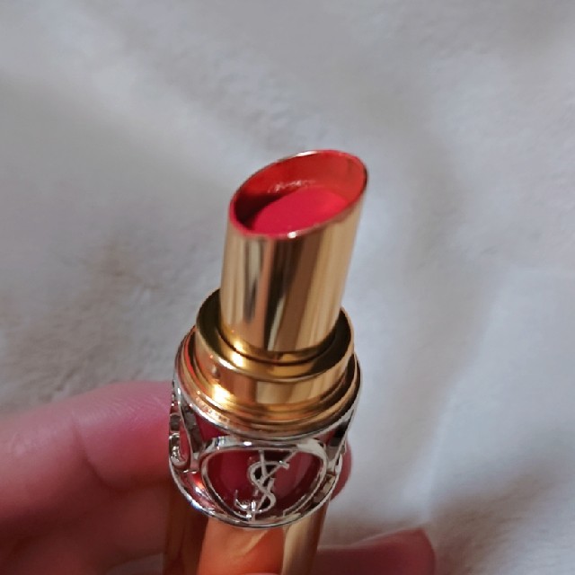 Yves Saint Laurent Beaute(イヴサンローランボーテ)のルージュ ヴォリュプテ シャイン16 コスメ/美容のベースメイク/化粧品(口紅)の商品写真