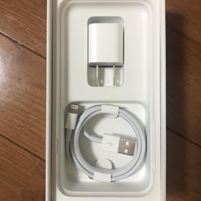 iPhone(アイフォーン)のiPhone7 充電器 純正品 Apple スマホ/家電/カメラのスマートフォン/携帯電話(バッテリー/充電器)の商品写真