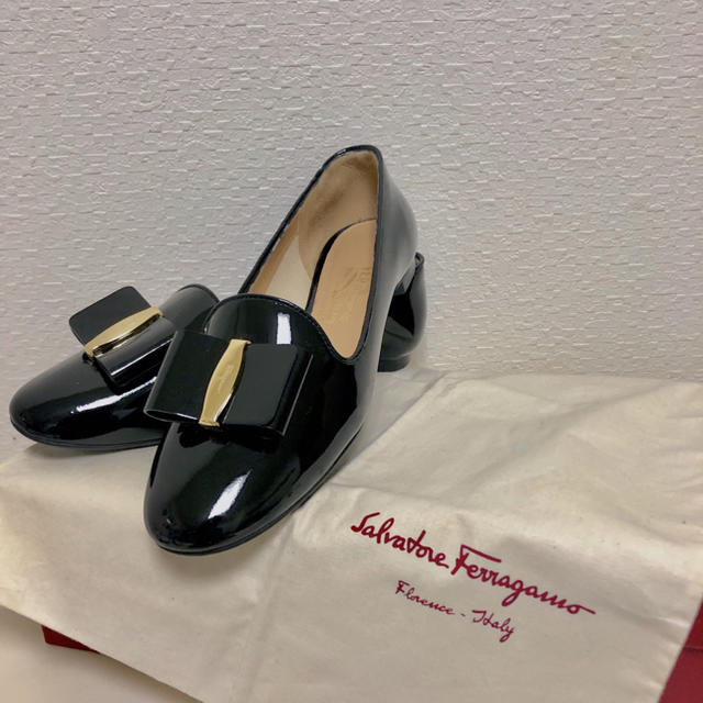 Salvatore Ferragamo(サルヴァトーレフェラガモ)のフェラガモ エナメルシューズ レディースの靴/シューズ(ハイヒール/パンプス)の商品写真