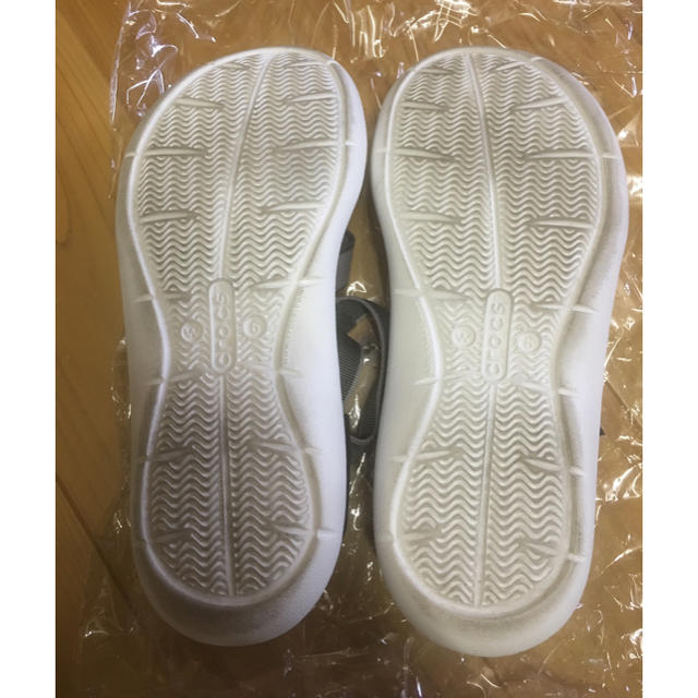 crocs(クロックス)のクロックス スウィフトウォーター サンダル ホワイト×グレー レディースの靴/シューズ(サンダル)の商品写真