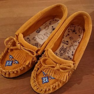 アミモック(AMIMOC)のアミモック MINNETONKA ミネトンカ モカシン 黄色 ビジューアクセサリ(スリッポン/モカシン)