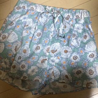 ケービーエフ(KBF)のKBF 花柄ショートパンツ(ショートパンツ)