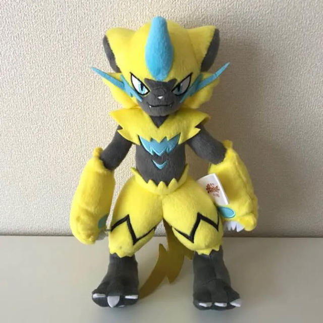 ポケモン(ポケモン)の新品 劇場版 ポケットモンスター みんなの物語 でっかいぬいぐるみ ゼラオラ  エンタメ/ホビーのおもちゃ/ぬいぐるみ(キャラクターグッズ)の商品写真