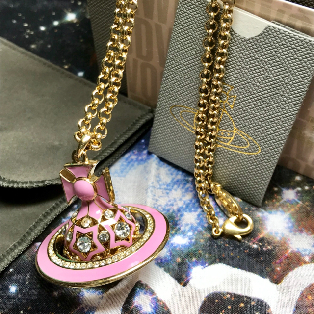 Vivienne Westwood(ヴィヴィアンウエストウッド)のヴィヴィアン ピンク スター ラージ オーブ ネックレス レディースのアクセサリー(ネックレス)の商品写真