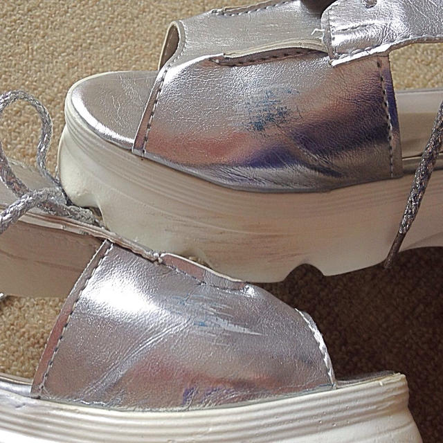 厚底シルバー紐サンダル レディースの靴/シューズ(サンダル)の商品写真
