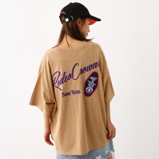 ロデオクラウンズワイドボウル(RODEO CROWNS WIDE BOWL)のベージュ KEY HOLDER TAGビッグTシャツ 安心の値札タグ付き正規品(Tシャツ(半袖/袖なし))