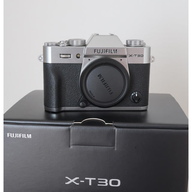 富士フイルム(フジフイルム)の富士フイルム FUJIFILM X-T30 シルバー ボディ 新同品 スマホ/家電/カメラのカメラ(ミラーレス一眼)の商品写真