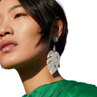 ザラ(ZARA)のセール！アクリルリーフピアス(ピアス)