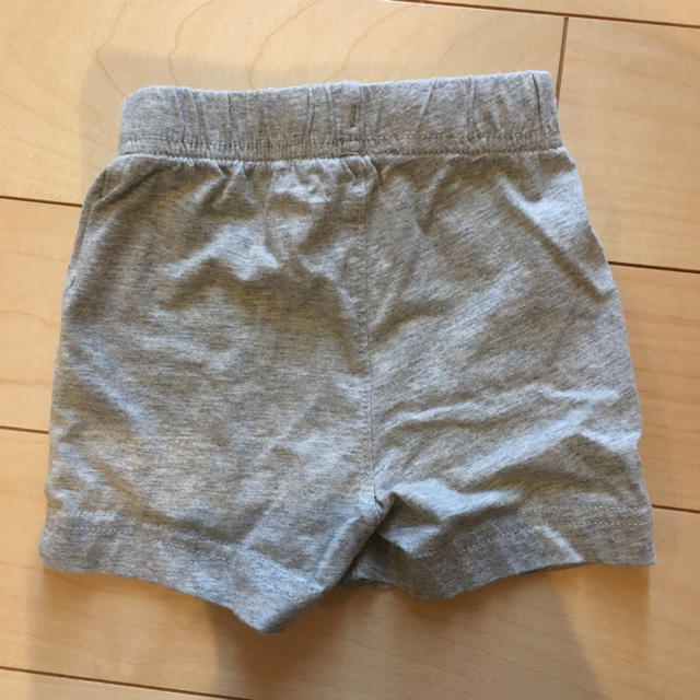 babyGAP(ベビーギャップ)のbaby Gap グレー ショートパンツ 70 キッズ/ベビー/マタニティのベビー服(~85cm)(パンツ)の商品写真