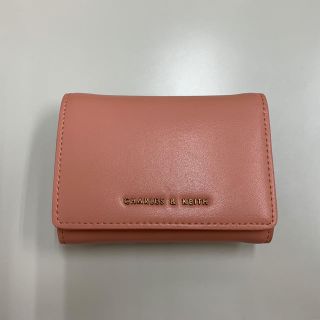 チャールズアンドキース(Charles and Keith)のサーモンピンクの三つ折り財布(財布)