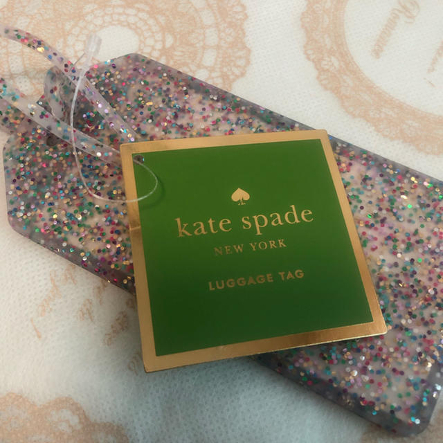 kate spade new york(ケイトスペードニューヨーク)の新品タグ付き！ケイトスペード ネーム ラバーラゲージタグ インテリア/住まい/日用品の日用品/生活雑貨/旅行(旅行用品)の商品写真