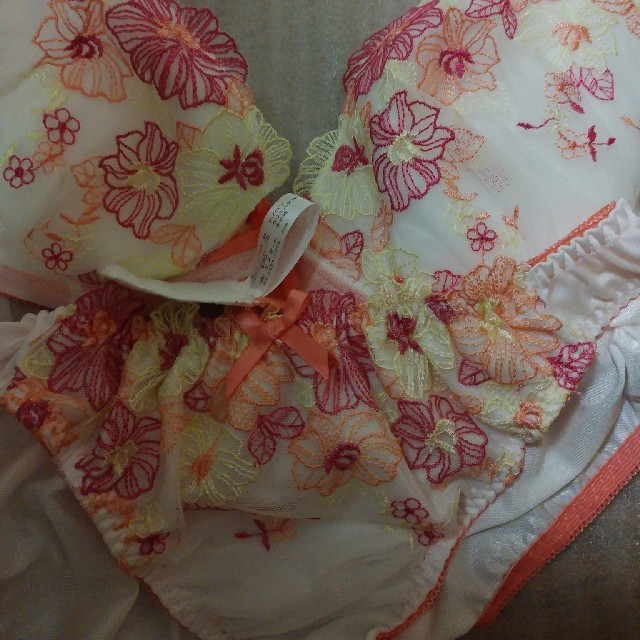 RyuRyu(リュリュ)のe80⭐花柄ブラジャーセット レディースの下着/アンダーウェア(ブラ&ショーツセット)の商品写真
