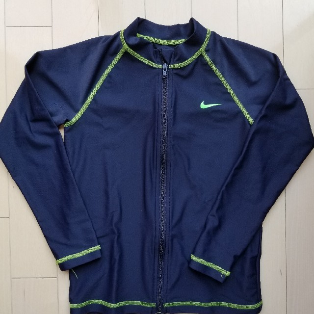 NIKE(ナイキ)のan様専用◇NIKE◇ラッシュガード　XS 130㎝ キッズ/ベビー/マタニティのキッズ服男の子用(90cm~)(水着)の商品写真